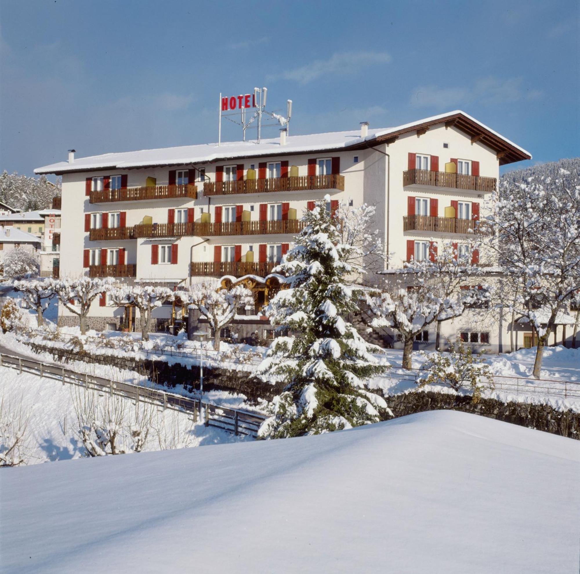 Hotel Panorama Wellness & Resort Malosco Kültér fotó